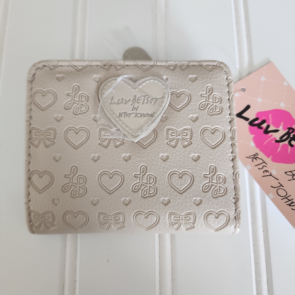 Betsey Johnson Luv Betsey Snap LBMONEY  Heart Stitch Wallet NWT Oatmeal